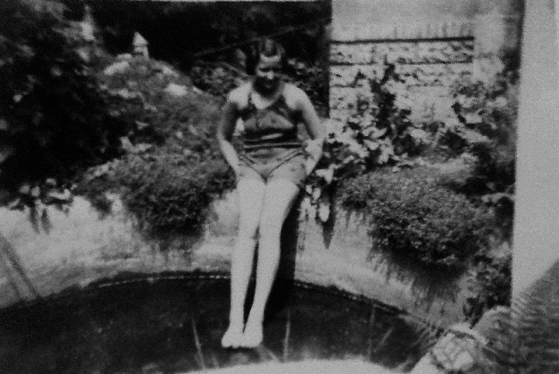 Moje babička Růža v našem bazénku ve svých 14 letech 